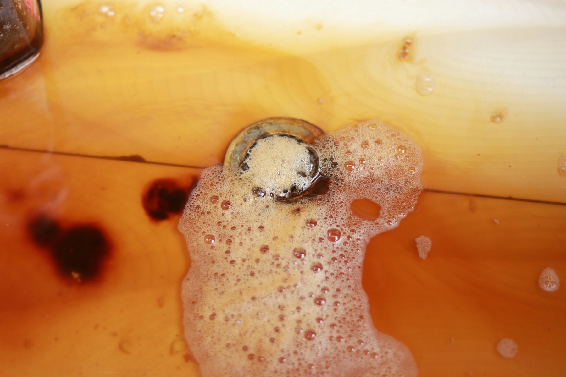 Vollständig gestautes Wasser in einer Küchenspüle