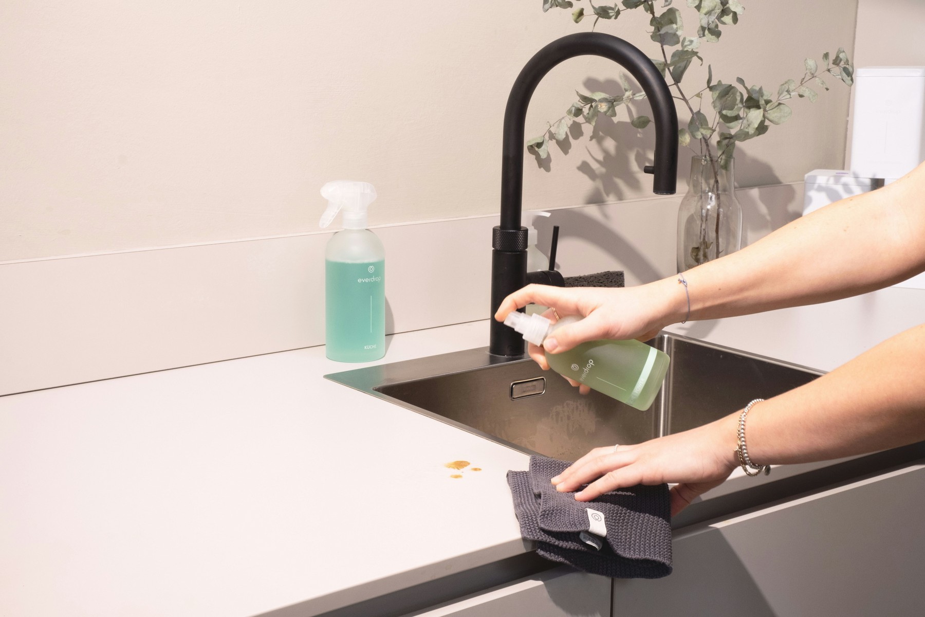 Sauberer Küchenabfluss nach der Reinigung