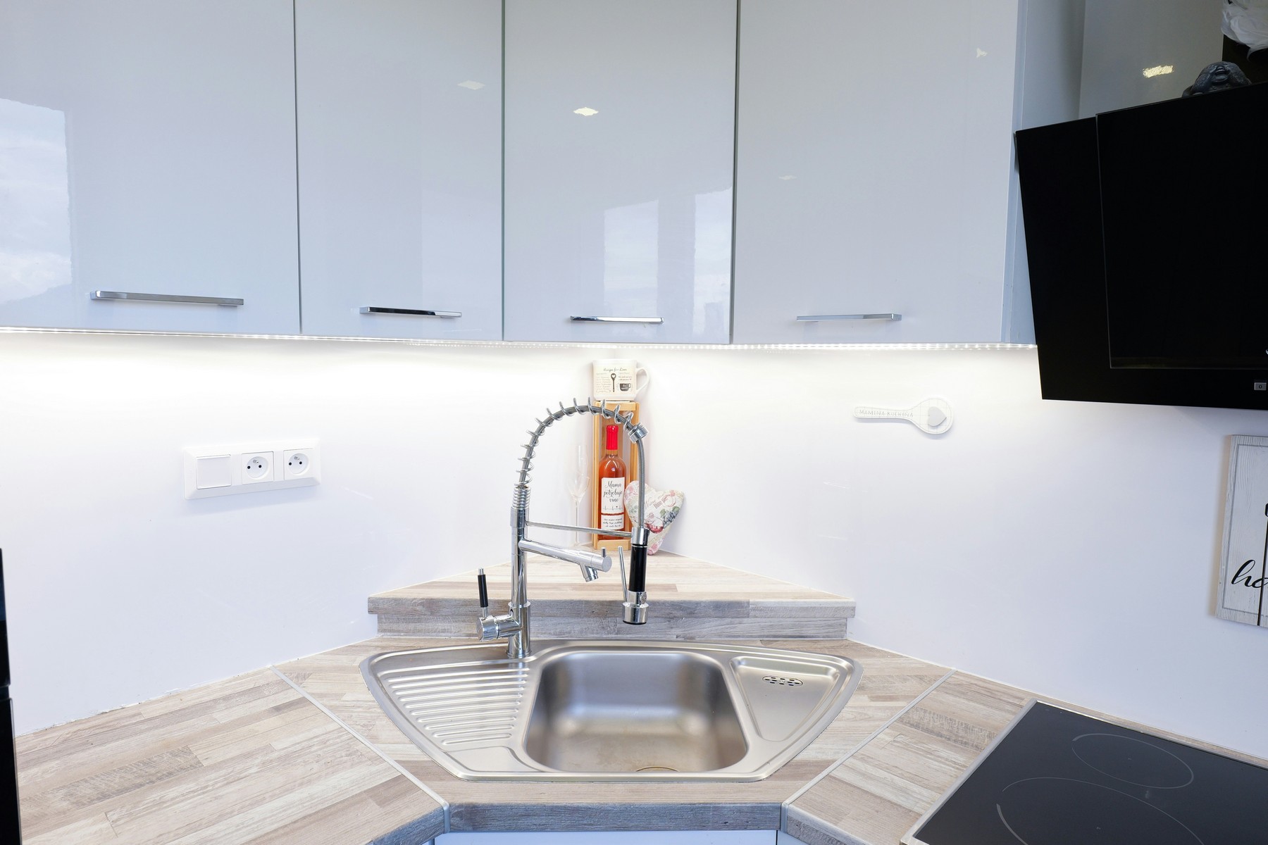 Abflussrohr hinter einer Küchenspüle