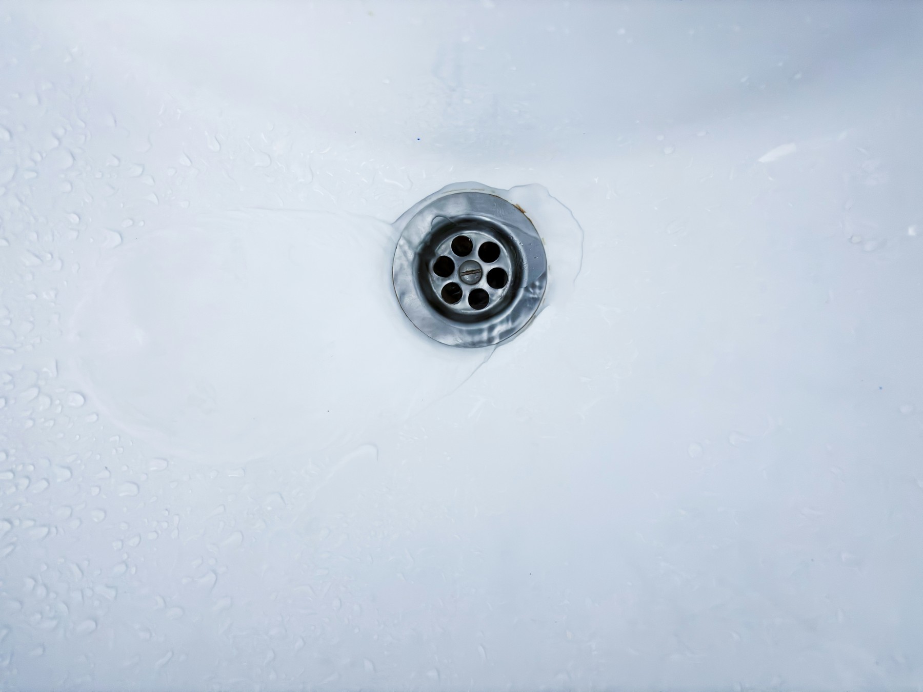 Wasser läuft verzögert aus einem Spülbecken ab