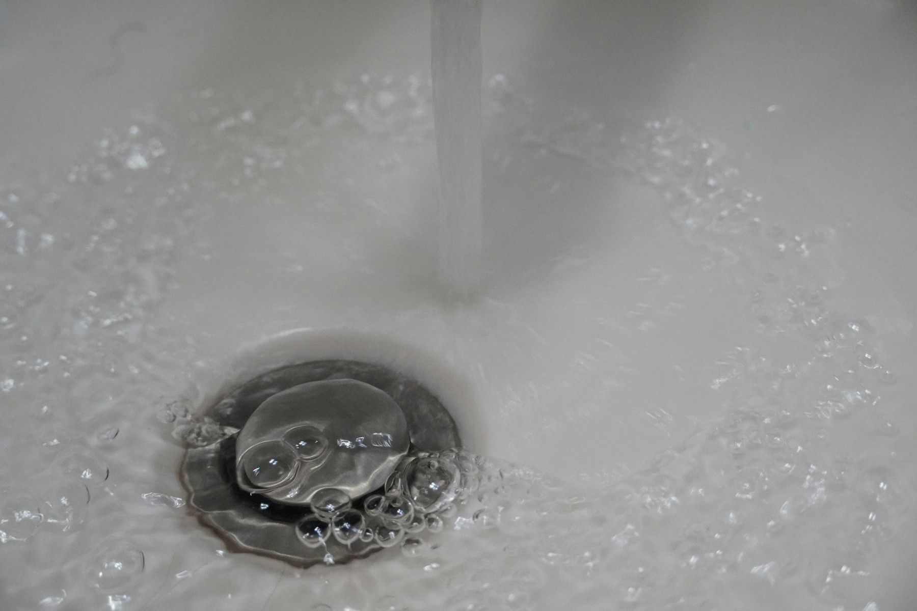 Wasser steht in einem Spülbecken
